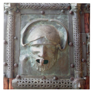 Gargoyle-paneel van de linkerdeur van het portaal, tegeltje