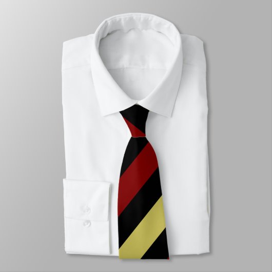 Garnet Gold et Cravate noire diagonalement rayée (Attaché)