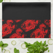 Garniture de rose rouge sur serviette de main ou d (Plié)