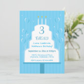 Gâteau d'anniversaire et invitation bleus des (Debout devant)