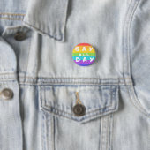 'Gay All Day' Arc-en-ciel LGBT+ Fierté Badge rond (En situation)