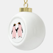 Gay Pride Lesbian Penguins Holding Hands Keramische Bal Ornament (Rechts)