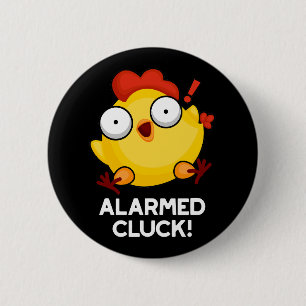 Gealarmeerd door Cluck Funny Chicken Clock Pun Dar Ronde Button 5,7 Cm