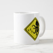 Géante Tasse de café de Cthulhu de précaution (Devant droit)