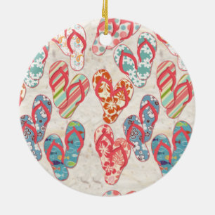 Geassorteerde teenslippers op zand, uniek keramisch ornament