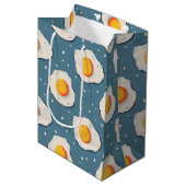 Gebakken eieren op blauw medium cadeauzakje (Voorkant Gekanteld)