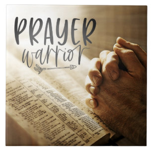 Gebedsstrijder bidt handen op open Bijbel Tegeltje