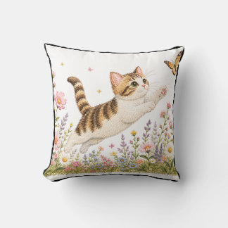 Geborduurd Kitten dat Vlinder najaagt in Wilde Blo Kussen