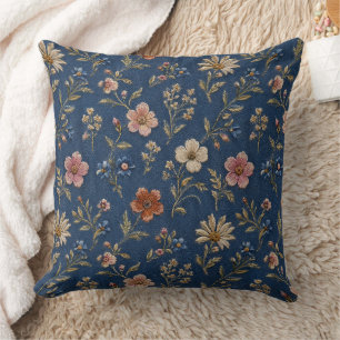 Geborduurde gewone wilde bloemen op denim achtergr kussen