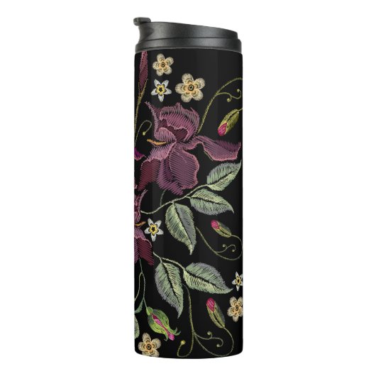 Geborduurde Paarse irissen zwarte achtergrond. Thermosbeker (Geroteerd rechts)