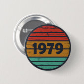 Geboren in 1979  verjaardagscadeau ronde button 5,7 cm (Voorkant /achterkant)