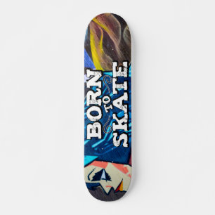 Geboren in een meisje met schaats met blauw haar w skateboard