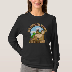 Geboren om te luieren, gedwongen om te werken. t-shirt