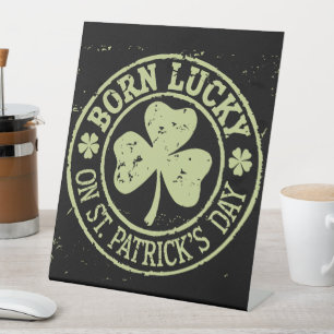 Geboren op St. Patrick's Day Iers Verjaardag Reclamebord Met Voetstuk
