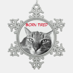 Geboren vermoeide kat tin sneeuwvlok ornament
