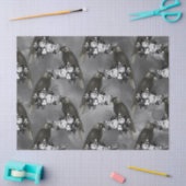 Geboste zwarte vogels en witte bloemen op grijs tissuepapier (Craft)