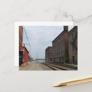 Gebouwen en treinrails in Burlington, Iowa Briefkaart