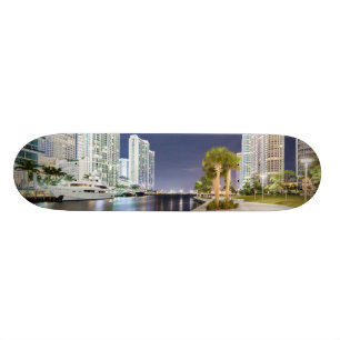Gebouwen langs de rivier de Miami Skateboard