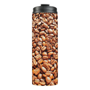 gebrande aromatische koffiebonen in zonlicht, koff thermosbeker
