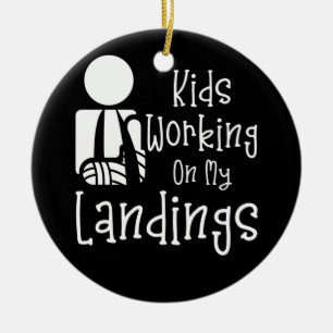 Gebroken arm Kinderen werken nog steeds aan landin Keramisch Ornament