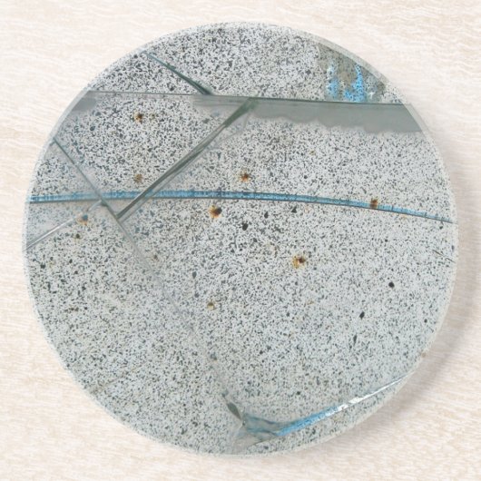 Gebroken, gekraakte en vuile glas zandsteen onderzetter (Voorkant)