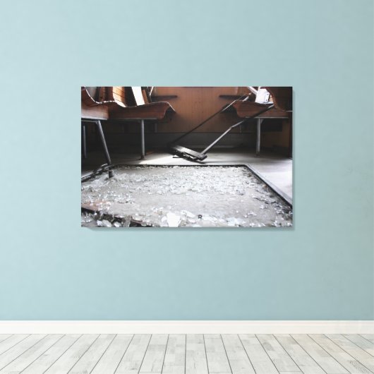 Gebroken glas op het aardverzegelde treinstanvas canvas afdruk (Insitu (Houten vloer))