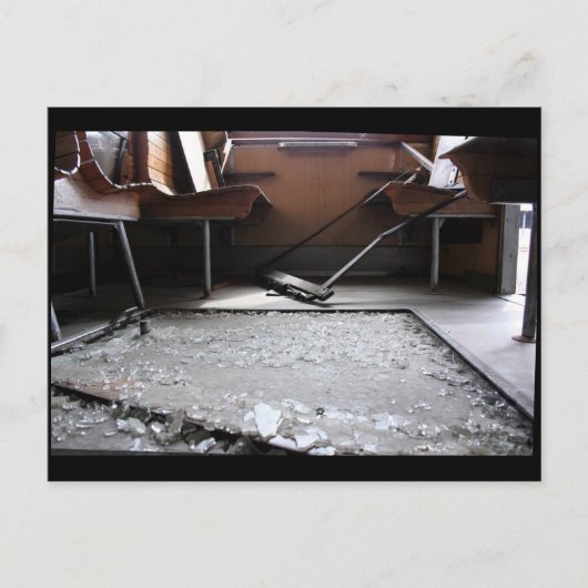 Gebroken glas op het Briefkaart van de verlaten tr (Voorkant)