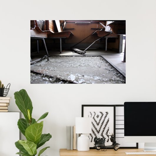 Gebroken glas op het poster van de verlaten trein (Thuiskantoor)