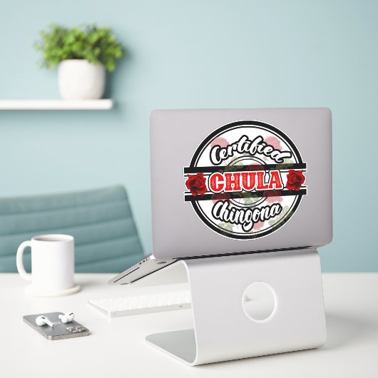 Gecertificeerde Chula Chingona Sticker (Laptop op bureau)
