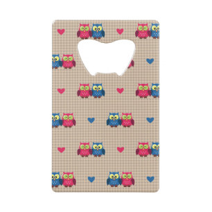 Gecontroleerd patroon met liefdesuilen kredietkaart flessenopener
