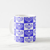 Gecontroleerde tennennis naadloos patroon koffiemok (Voorkant links)