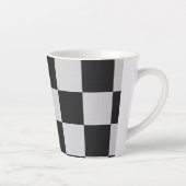 Gecontroleerde zwarte en witte vierkantjes of KLAN Latte Mok (Rechts)