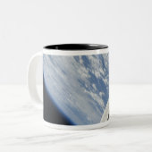 Gedeeltelijk uitzicht van Space Shuttle Endeavor Tweekleurige Koffiemok (Voorkant links)