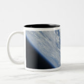 Gedeeltelijk uitzicht van Space Shuttle Endeavor Tweekleurige Koffiemok (Links)