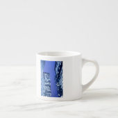 Gedefocuseerd naar boven uitzicht van kantoor die espresso kop (Rechts)