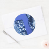 Gedefocuseerd naar boven uitzicht van kantoor die  ronde sticker (Envelop)