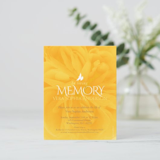 Gedenkdienst geel roos begrafenisuitnodigingen kaart (Staand voorkant)