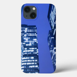 Gedesfocuste opwaartse zicht op kantoorgebouwvenst iPhone 13 hoesje