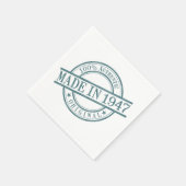 Gediend in 1947, geboortejaar rond rubberzegel Log Servetten (Hoek)