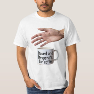 Gedoseerd en Wanhopige Kantoorhumor Koffiekop T-shirt