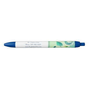 Gedraaide bloemen en pen aan de rand