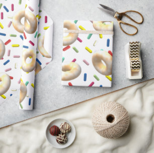 Gedroogde donuts en regenboogsprenkels cadeaupapier