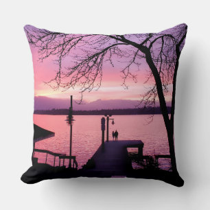 Gedroomd paar op dok met roze zonnehemel kussen