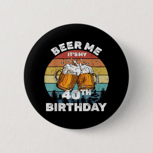 Geef me bier, het is mijn 40e verjaardag ronde button 5,7 cm
