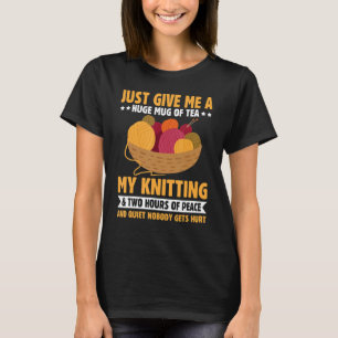 Geef me een enorme Mok van Tea Grandma Knitting T-shirt