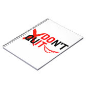 GEEF NIET OP – Krachtig Rood Motivatie Design Notitieboek (Linkerzijde)