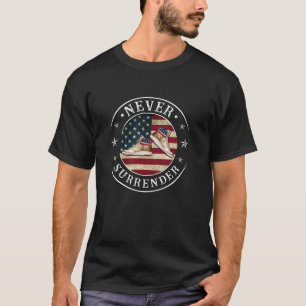 Geef nooit de gouden Sneakers-vlag Trump 2024 t Sh T-shirt
