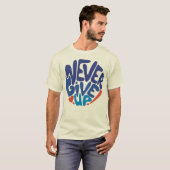 Geef nooit op - Blauw en Rode Verjaardag Citaat T- T-shirt (Voorkant volledig)