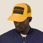 Geef nooit op Geef nooit aangepaste tekst Unisex o Trucker Pet (In situ)
