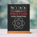 Geek de la science de chimie enseignant Gag<br><div class="desc">Chimie Enseignant Science Geek Gag signe. Parfait pour les professeurs de chimie ou les professeurs qui ont aussi un bon sens de l'humour. Grand cadeau d'anniversaire avec des éléments de table périodique - "Think Like A Proton. Restez positif"</div>
